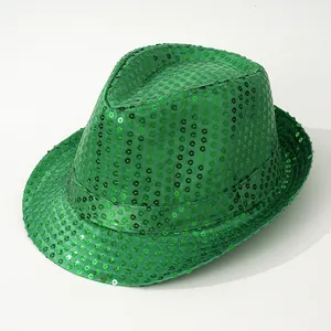Primer plano de un sombrero fedora de lentejuelas verdes para fiestas y celebraciones