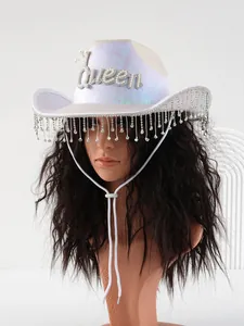 Detailansicht eines Cowboyhuts mit Queen-Perlenbuchstaben und Straßsteinfransen