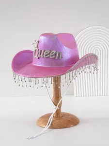 Detail eines rosa Cowboyhuts mit Perlen-Queen-Schriftzug und feinen Strassfransen