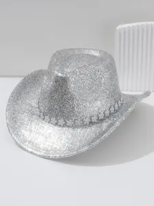 Gros plan d'un chapeau de cowboy argenté scintillant avec bande de fleurs en cristal