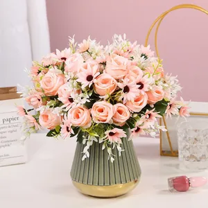 Eleganter künstlicher Strauß aus rosa Rosen und Gänseblümchen in einer grünen Vase