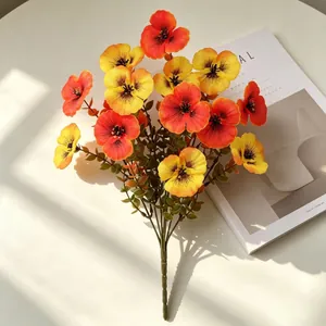 Detaillierte Aufnahme eines leuchtend orangen und gelben künstlichen Stiefmütterchens.