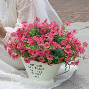 Detailansicht üppiger rosa künstlicher Stiefmütterchen in einem Vintage-Metallblumentopf