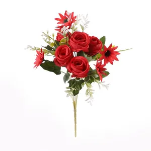 Simulation eines Straußes aus roten Seidenrosen und Sonnenblumen für die Wohndeko