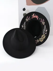 Detail eines schwarzen Gothic-Hutes mit besticktem Hasen und Blumen auf der Krempe.