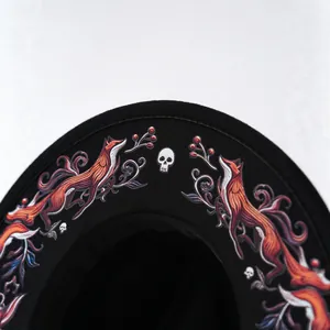 Schwarzer Filzhut mit breiter Krempe und Gothic-Fuchs-Totenkopf-Stickmuster-Detail