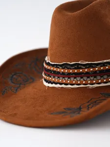 Dettaglio della fascia decorativa in pizzo con borchie su un cappello da cowboy