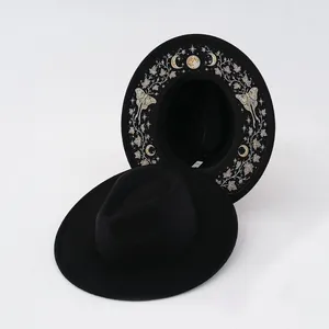 Schwarzer Filzhut mit breiter Krempe und gotischer Mond- und Mottenstickerei für Damen