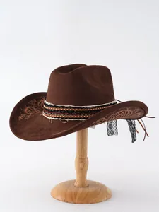 Dettaglio ravvicinato di cappello da cowboy in pelle scamosciata con rose ricamate e pizzo