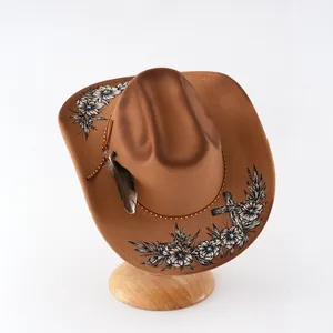 Eleganter brauner Western-Cowboyhut aus Filz mit Feder, Blumenstickerei und Nieten.