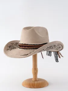 Vista dettagliata del cappello da cowboy in camoscio marrone con ricami di rose