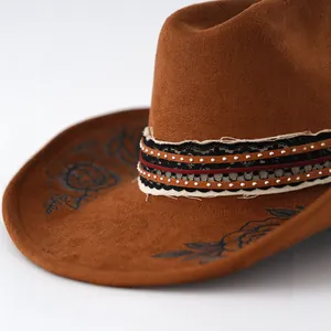 Cappello da cowboy in pelle scamosciata marrone con fascia decorata e rose floreali