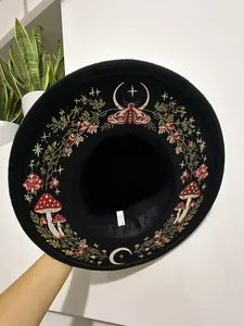 Detailansicht eines schwarzen Gothic-Hutes mit Vintage-Motten- und Pilzbestickung