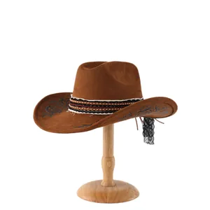 Cappello da cowboy in camoscio marrone con ricamo a rose e dettagli in pizzo.