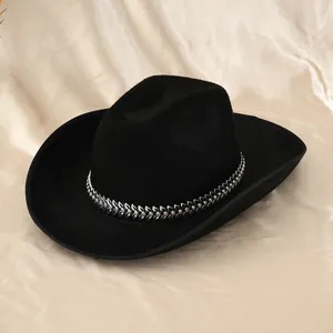 Vue détaillée d'un chapeau de cowboy noir avec bandeau en strass sur satin élégant