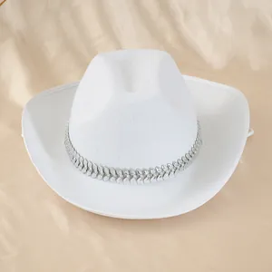 Vue détaillée d'un chapeau de cowboy blanc en feutre avec bande décorative en strass