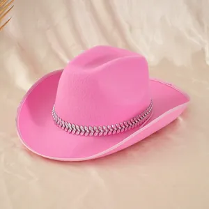 Vue détaillée d'un élégant chapeau de cowboy rose avec décoration de bande en strass en pétales