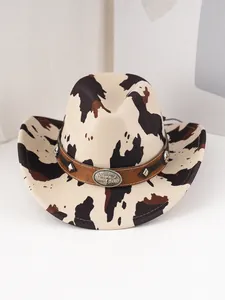 Primo piano dettagliato di un cappello da cowboy con stampa mucca e fibbia a toro.
