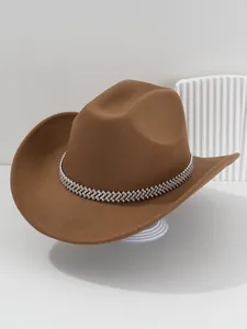 Detailansicht eines braunen Filz-Cowboyhuts mit einem funkelnden Strassband.