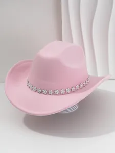 Dettaglio cappello cowboy rosa con luccicante fascia di fiori in strass