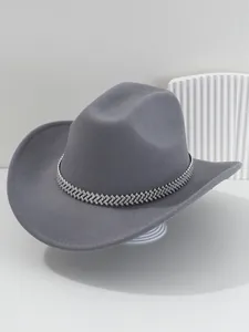 Detailansicht eines grauen Filz-Cowboyhuts mit funkelndem Strass-Z-Kettenband.