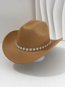 Dettaglio di un cappello da cowboy marrone con fascia decorativa in strass lucidi