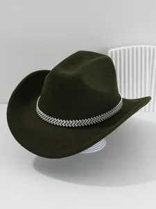 Detailansicht eines dunkelgrünen Filz-Cowboyhutes mit glänzendem Strassband-Verzierung.