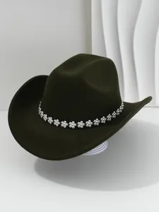 Vista dettagliata di un cappello da cowboy di lusso verde scuro ornato di strass