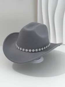 Dettaglio cappello da cowboy grigio con decorazione di fiori in strass luccicanti