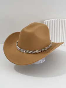 Nahaufnahme eines stilvollen braunen Cowboyhuts aus Filz mit glitzerndem Strassband