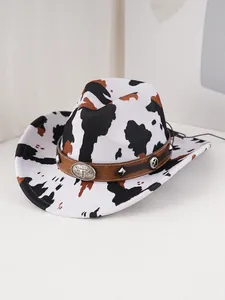 Primo piano di cappello da cowboy con stampa mucca, cinturino borchiato e fibbia metallo.