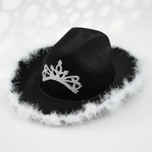 Detailweergave van een zwarte cowboy feesthoed met een strass kroon en pluizige witte veren