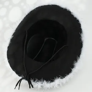 Detailweergave van de binnenkant en de witte veren rand van deze zwarte cowboyhoed