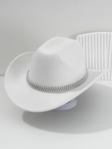 Detailansicht eines weißen Cowboyhuts aus Filz mit funkelndem Strass-Strickband