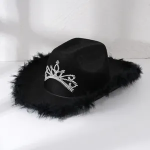 Detailopname van zwarte cowboyhoed met strass-kroon en een pluizige zwarte verenrand