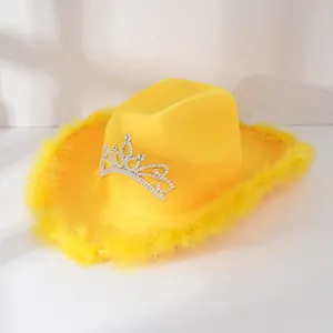 Detail van een gele cowboy feesthoed met sprankelende strass kroon en veren trim