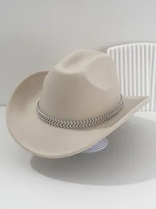Nahaufnahme eines beigen Western-Cowboyhuts für Damen mit funkelnder Strasskette.