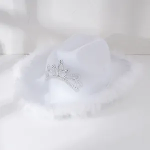 Detailopname van witte cowboyhoed met een sprankelende strass-kroon en verenrand.