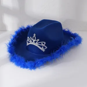 Detail van een blauwe cowboyhoed met strass tiara en pluizige veren voor feestjes