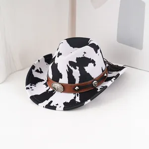 Elegante cappello da cowboy western con stampa mucca, cinturino borchiato e medaglione