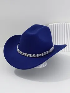 Detailansicht eines blauen Filzhutes mit einem glitzernden Strass-Z-Kettenband für Damen