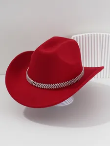 Eleganter roter Filz-Cowboyhut mit funkelnder Strasskette und breiter Krempe für Damen