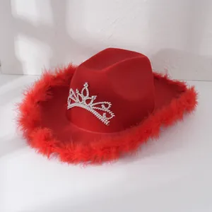 Rode cowboyhoed met een sprankelende strass tiara en een luxe zachte veren rand