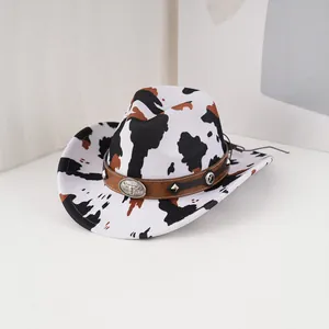 Cappello da cowboy in pelle scamosciata con stampa mucca e fascia decorata con borchie