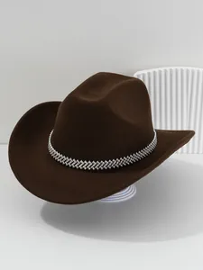 Detailansicht eines braunen Cowboyhuts mit einem glitzernden Z-Ketten-Strassband.