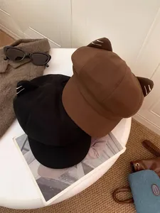 Vista dettagliata di graziosi cappelli newsboy stile giapponese con orecchie di gatto in lana