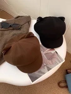 Cappelli da strillone in lana alla moda con orecchie di gatto in marrone e nero.