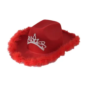 Rode cowboyhoed met fonkelende strass-tiara en pluizige verenrand voor feestjes