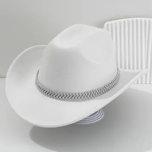 Eleganter weißer Cowboyhut aus Filz mit einem funkelnden Strasskettenband für Damen