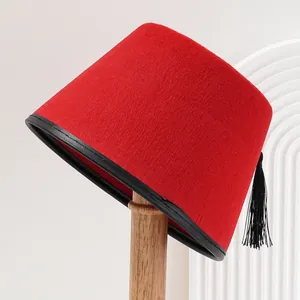 Primer plano de un sombrero turco rojo tradicional con borla negra y ribete de cuero